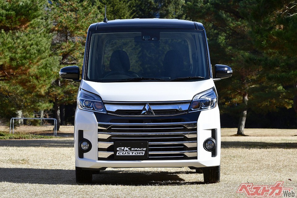 現在はeKクロススペースにチェンジしているが、このeKスペースカスタムこそが、軽オラオラグリル史上ナンバー1のオラオラ顔であったと認定したい。メッキの面積が凄すぎる。ここまでやるか!