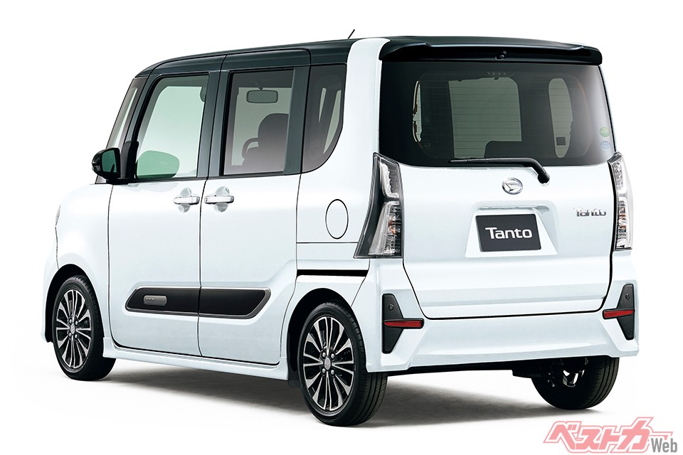 ダイハツ タント リア。オラオラ顔の車は顔のインパクトが強いぶん、後ろ姿があっさりして見える
