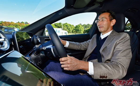 「1.5L 直4のダウンサイズターボはパワフルで、ドライバビリティもとっても上品。でも走れば走るほど重厚感が欲しくなる」と評した鈴木直也氏