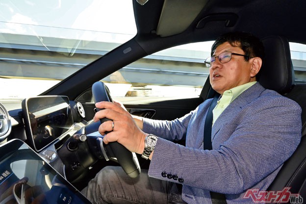 「以前からメルセデスベンツが好きだった人には、新型Cクラスはスポーティに行き過ぎた印象」「以前のメルセデスベンツで魅力だったリラックスできる上品な運転感覚は薄れた」と評した渡辺陽一郎氏