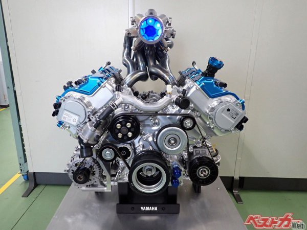ヤマハが世界で初めて公開した5リッターV8水素エンジン。レクサスLC500、LC-Fのエンジンをベースに、シリンダーヘッドやインジェクター、排気マニホールドなど水素エンジン用に変更