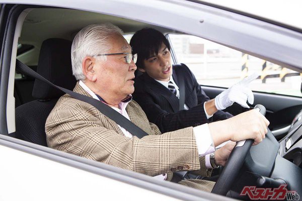 2022年5月から導入される実車試験は合否判定が下され、不合格になると免許証の更新が出来なくなる(Monet@Adobe Stock)