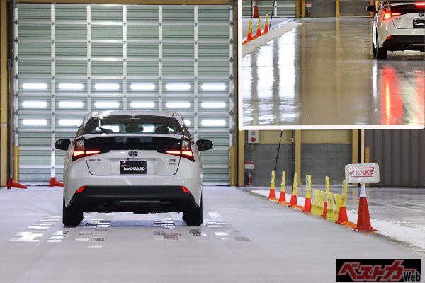 左下と右上の写真で、レーンによって路面のツヤに差があるのがわかる。右上は氷温が高く、左下は低い。ひとつの設備で異なるシチュエーションのテストができるのだ