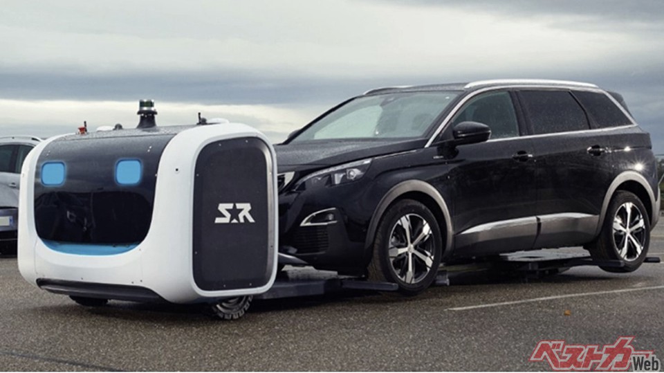 クルマを持ち上げて運ぶ三菱重工の自動運転ロボット