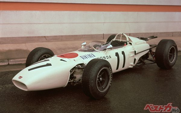 ホンダ第一期F1マシン1965年仕様のRA272。1964年にデビューしたホンダF1マシンは1965年第10戦メキシコGPで1位と5位のダブル入賞を果たし、わずか1年で優勝を実現した