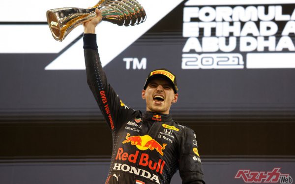 2021年12月12日、F1第22戦アブダビグランプリで優勝しドライバーズチャンピオンを獲得した表彰台でのフェルスタッペン選手。2021年度のF1世界選手権はいろんな意味で歴史に残るであろう