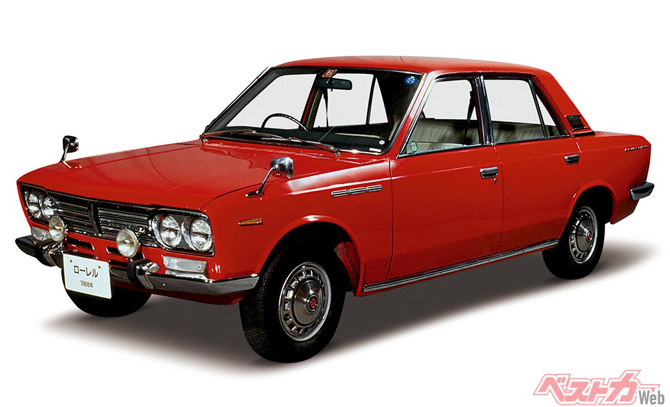 初代日産 ローレル。ブルーバードの4095×1560×1420mm(3代目)、セドリックの4680×1690×1455mmに対して、4350mm×1605mm×1405mmのというサイズを取った(※いずれも全長×全幅×全高)