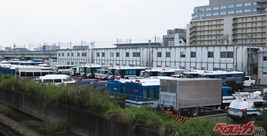 プレハブの待機所は相部屋でリラックスできないという