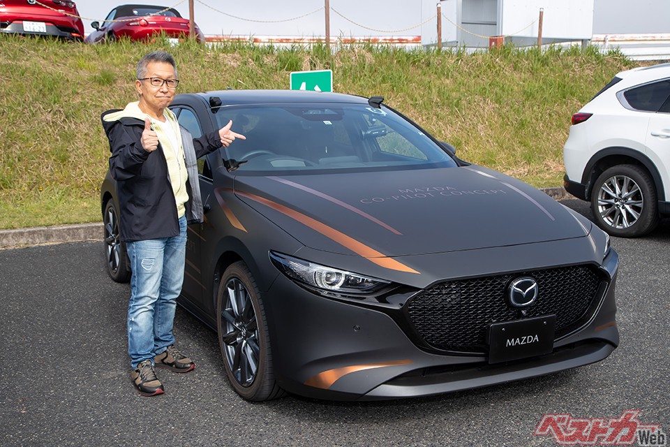 2025年の市販化に向けCO-PILOT CONCEPT 2.0の技術が盛り込まれたマツダ3の試作車と松田氏