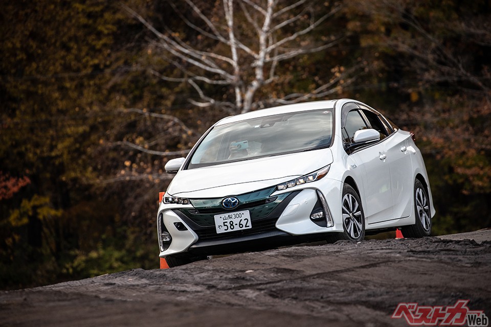 山梨県富士吉田市で火山灰の上を運転する走行体験会が開催された。富士山が噴火し、火山灰が積もった場合を想定したものだ