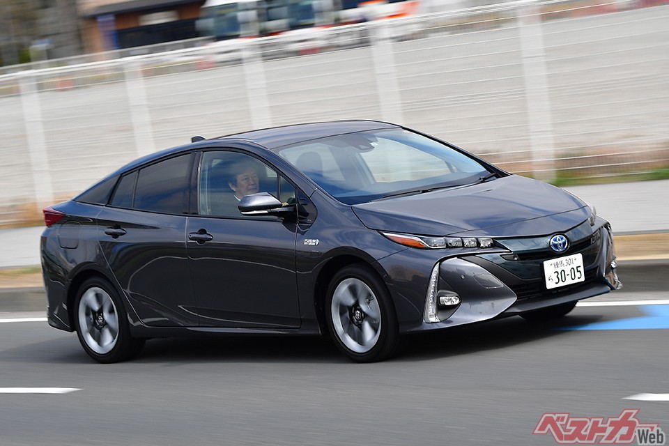 プリウスPHVの中古車は200万円台後半で選び放題。これも賢い選択だ