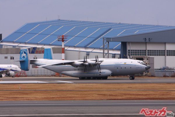 2008年に伊丹空港に飛来したアントノフAn-22。世界最大のプロペラ機であり、1969年に生産が開始されたが、今もなお現役である。この当時はヘリを運ぶために来日した
