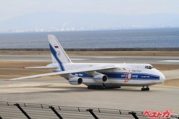 2014年に神戸空港に飛来したアントノフAn-124。この時も積荷はヘリだった