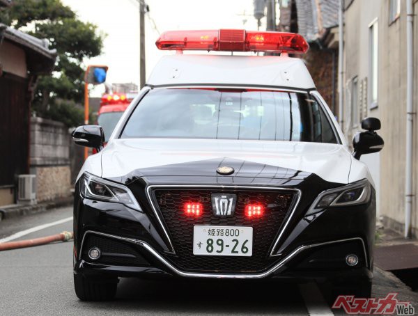 歴代クラウンパトカーの伝統を破った 新型2系クラウンパトカーに違和感あり 自動車情報誌 ベストカー 歴代クラウンパトカーの伝統を破った 新型2系クラウンパトカーに違和感あり 自動車情報誌 ベストカー
