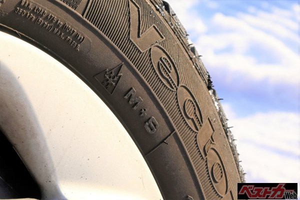 「M+S」表示には雪上走行に対する明確な基準があるわけではない。その左に記されているのが「スノーフレークマーク」で、こちらは厳格な雪上走行性能の基準をクリアした証となる