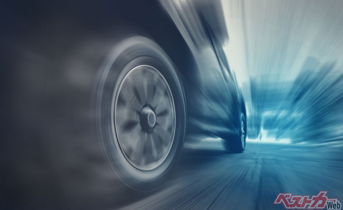 テレビで走っているクルマのタイヤが逆回転して見えるのはどうして 自動車情報誌 ベストカー テレビで走っているクルマのタイヤが逆回転して見えるのはどうして 自動車情報誌 ベストカー