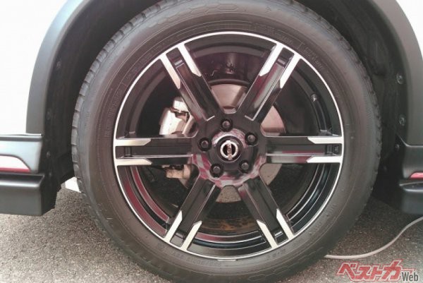 6本スポークのタイヤでは、タイヤが1/6回転に要する時間と撮影周期（1/30秒）が一致すると、タイヤは停止しているように見える。（PHOTO：写真AC_ 旅太郎）