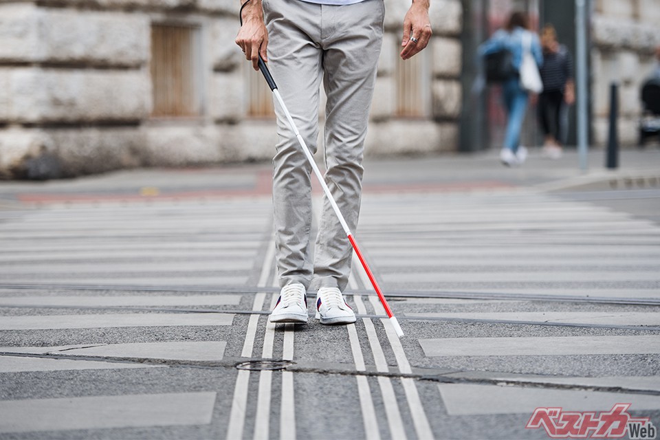 視覚障害者は全て白状を持っていると思いがちだが、障害の程度は人それぞれで、白状を持っていない視覚障害者もいる(Halfpoint@Adobe Stock)