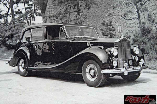 保存用参考物品として宮内庁車馬課車庫で保管される1957年式ロールスロイス・シルバーレイス。現役当時は第8号御料車を名乗った。皇室とロールスロイス社との付き合いは古く1921(大正10)年までさかのぼる