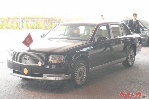 秋篠宮家の公用車レクサスlsはなんと中古車だった 皇室のクルマ最新事情 自動車情報誌 ベストカー 秋篠宮家の公用車レクサスlsはなんと中古車だった 皇室のクルマ最新事情 自動車情報誌 ベストカー