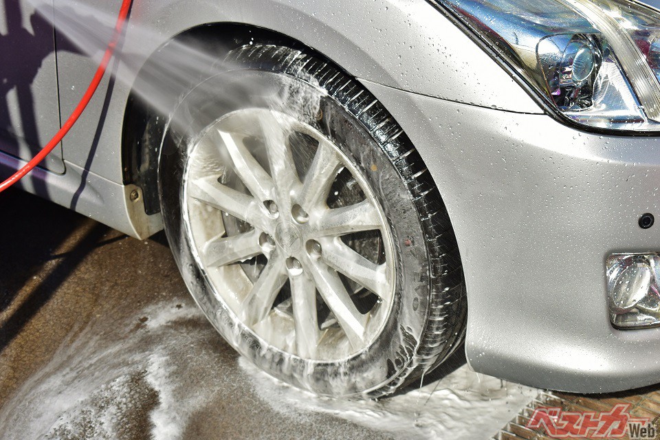 塩害からクルマを守れ 冬こそ洗車は頻繁に 冬の洗車のコツと注意点 自動車情報誌 ベストカー