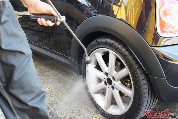 塩害からクルマを守れ 冬こそ洗車は頻繁に 冬の洗車のコツと注意点 自動車情報誌 ベストカー