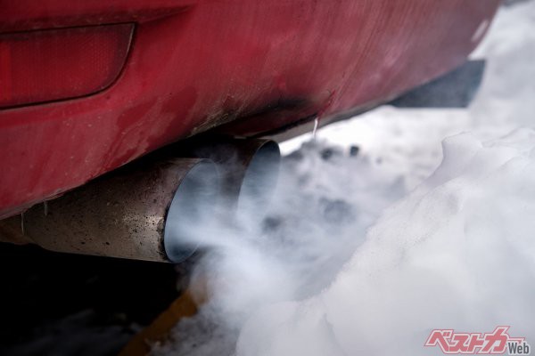 クルマの排気ガスには、一酸化炭素が含まれる。無臭で気づきにくい一酸化炭素が車内に充満してしまうと、最悪の場合、命を落とすことにも（PHOTO：AdobeStock_Ambartsumian）