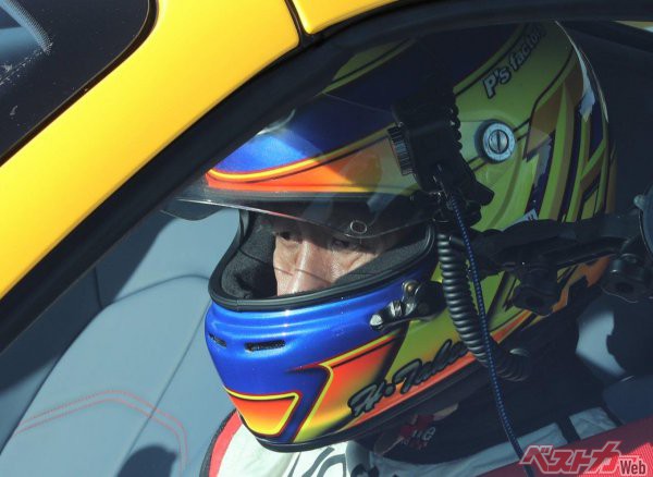 ベストカー本誌連載「スーパーカー劇場」でお馴じみのレーシングドライバー、武井寛史氏がテストドライバーを務めた