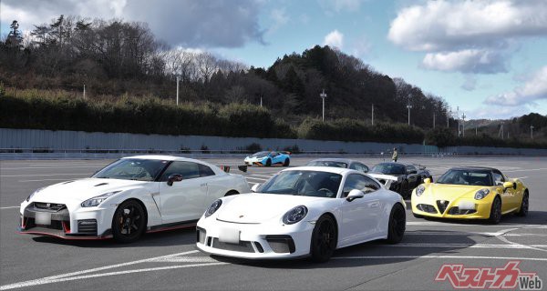 2021年12月某日、茨城県にあるJARI（日本自動車研究所）城里テストコースに計8台のスポーツカーが、TVアニメ『MFゴースト』の音声収録のために集結