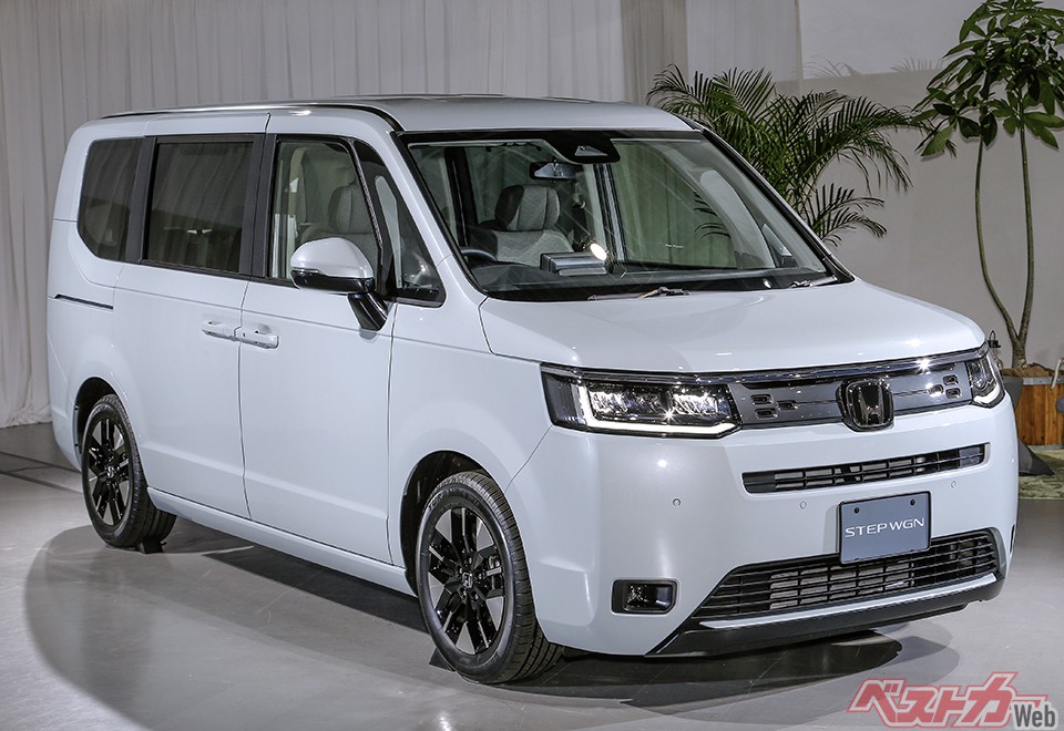 横開きのドアは撤廃。代わりに電動テールゲートや安全装備の充実、2列目シートにオットマンを装着した