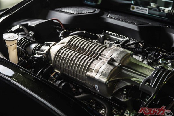 ミドには350ps／40.8kgmを発生するトヨタ製2GR-FE型3.5L、VVT<em>–</em>i、V6スーパーチャージャーが搭載される。最高回転数はノーマルモード時6800rpm、スポーツモード時7200rpm