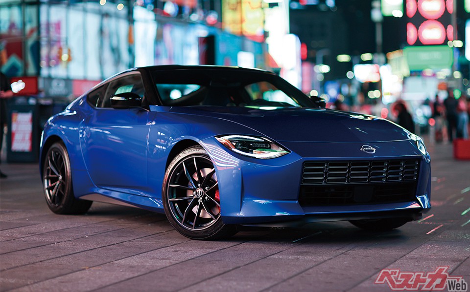 初代S30型をイメージさせるロングノーズが印象的