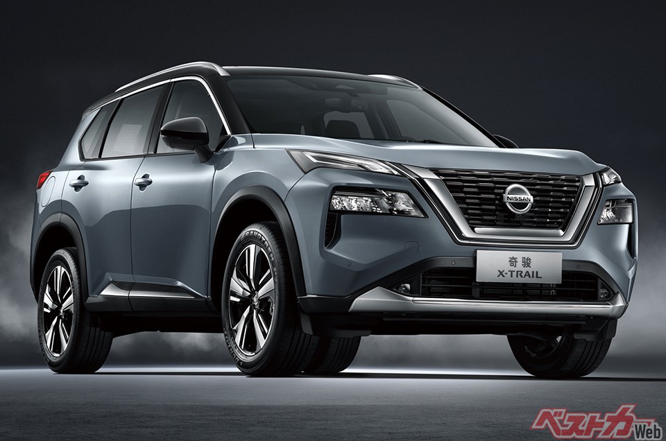 日産 エクストレイル。ボディサイズは現行と同等ながら、大型化されたVモーショングリルをはじめ迫力満点