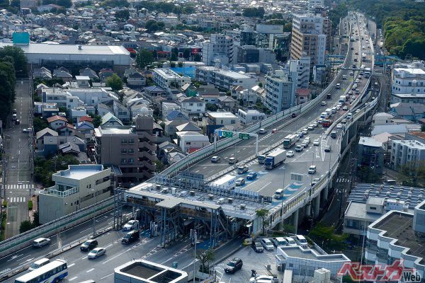 都市部の渋滞を解消するためという曖昧な理由で2022年4月1日より通行料が大幅に値上げされる首都高速道路（hoshimichi＠AdobeStock）