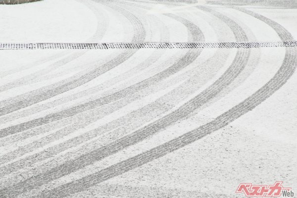 簡単装着タイヤチェーン3選 雪道で本当に頼りになる神アイテムを備えておこう 自動車情報誌 ベストカー 簡単装着タイヤチェーン3選 雪道で本当に頼りになる神アイテムを備えておこう 自動車情報誌 ベストカー