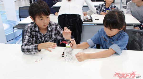 子供たちが発電する仕組みを学ぶ燃料電池教室