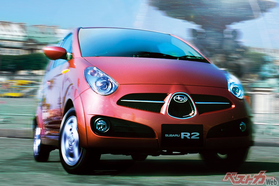 スバル R2(2003-2010)。他とは一線を画すワンモーションフォルムを採用し走りにも最大限こだわったスバル渾身の1台だったが販売は低迷。わずか7年でお役御免となった。