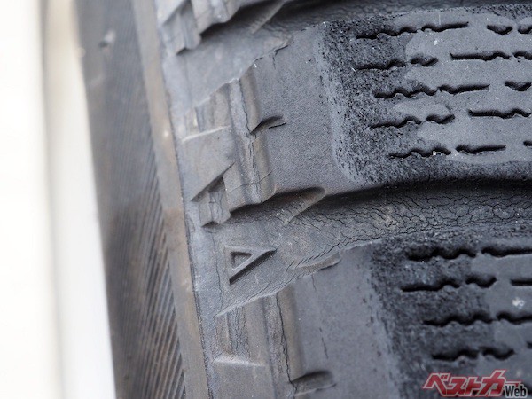 溝の深さが半分になってしまうと、雪道での効果がほぼなくなるスタッドレスタイヤ。履くだけでなくタイヤの状態も確認しておきたい（©Kumi – stock.adobe.com）