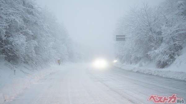 雪によって視界が奪われるホワイトアウト。見えない場合は無理せず待機して天候の回復を待ちたい（©naka – stock.adobe.com）