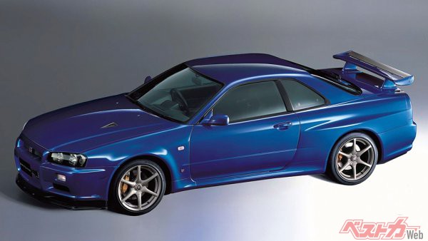日産R34GT-R VスペックIIニュル（2002年2月発売）。N1仕様エンジンをベースとして、ピストンやコンロッドを重量バランスの均一化を図った高精度バランス品とすることで、エンジン高回転域における爽快な回転フィーリングにより磨きをかけた。さらに限定車専用としてゴールドシリンダーヘッドカバーを採用