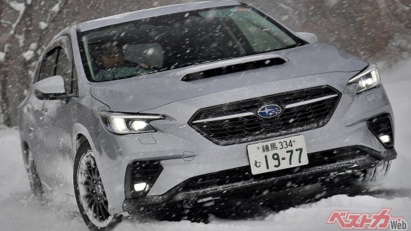 雪道を愛車で長距離移動 そんな時スタッドレスがレンタルできるって知ってた 自動車情報誌 ベストカー 雪道を愛車で長距離移動 そんな時スタッドレスがレンタルできるって知ってた 自動車情報誌 ベストカー