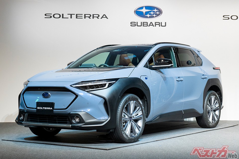 2021年11月に初公開されたスバルのEV「ソルテラ」。トヨタと共同開発したバッテリーEVでFFと4WDが設定され、FF車の航続距離は530km前後になる見込み