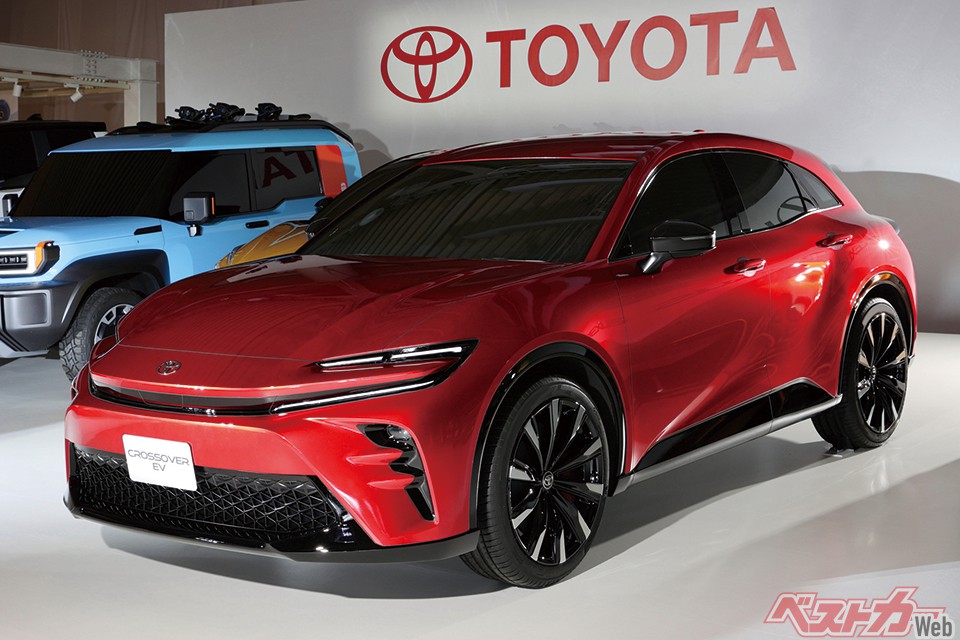 車格とクロスオーバーを名乗る点からクラウンの可能性あり!? の超注目車
