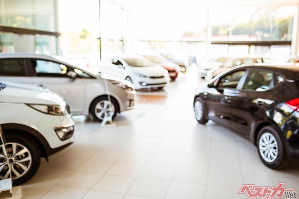 まずはディーラーの『できる度』を見極めろ!! 貼られたポップが日焼けしていたり内容が季節外れな場合は要注意(WavebreakmediaMicro@AdobeStock)