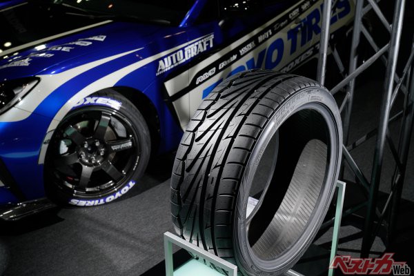 青を灯せ Toyo Tiresが本物を愛するファンに支持される理由 東京オートサロン 自動車情報誌 ベストカー