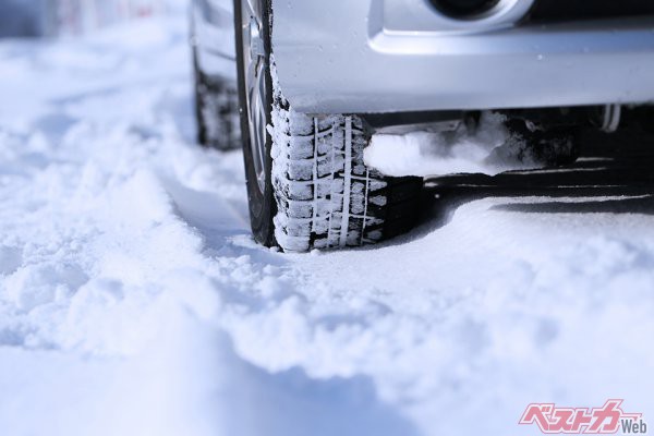 雪国のドライバーは氷雪上の運転に慣れている。慣れはリラックスにつながる。もちろん慣れや不慣れに関係なく、スタッドレスタイヤを履くことは大前提（kelly marken＠AdobeStock）