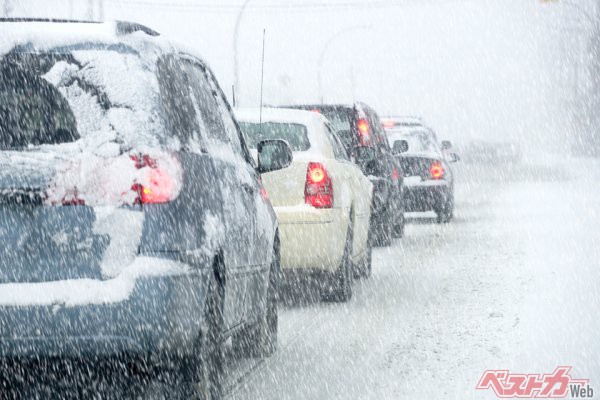 降雪時は路面状況よりも視界の確保を意識して。ウインドウの曇りや窓に残った雪を放置するのは危険だ（mario beauregard＠AdobeStock）