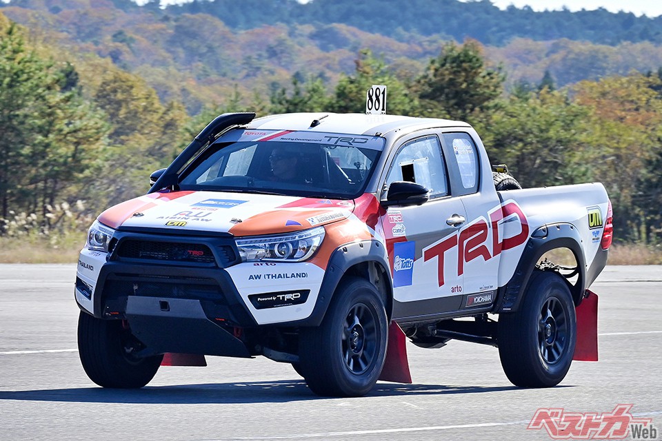 TRD ハイラックス オフロードレース仕様。同乗試乗したのは、2019年にオーストラリアで開催された「Tatts Finke Desart Race」でクラス優勝を飾った車両だ