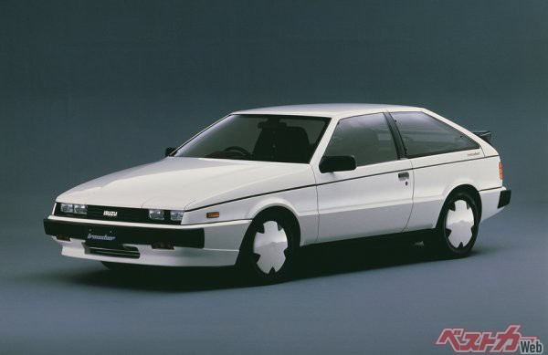 1981年から1991年まで販売された初代ピアッツァ。1983年にはフェンダーミラーがドアミラーへ変更されている