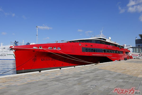 JR九州グループが所有する高速船「QUEEN BEETLE」。こちらも水戸岡鋭治氏のデザイン